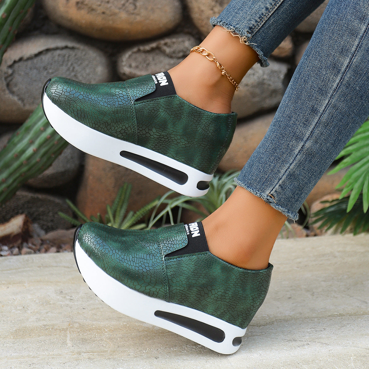 Damen Modische Slip-On Sneakers mit schickem Krokodesign und dämpfendem Fußbett R&B