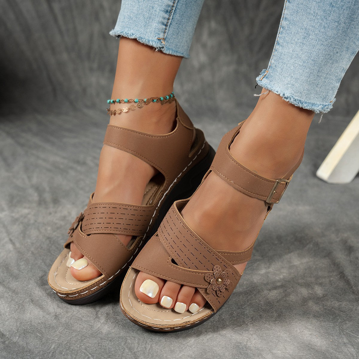 Damen Wedge-Sandaletten mit dekorativem Blumenelement und verstellbarem Riemendesign R&B