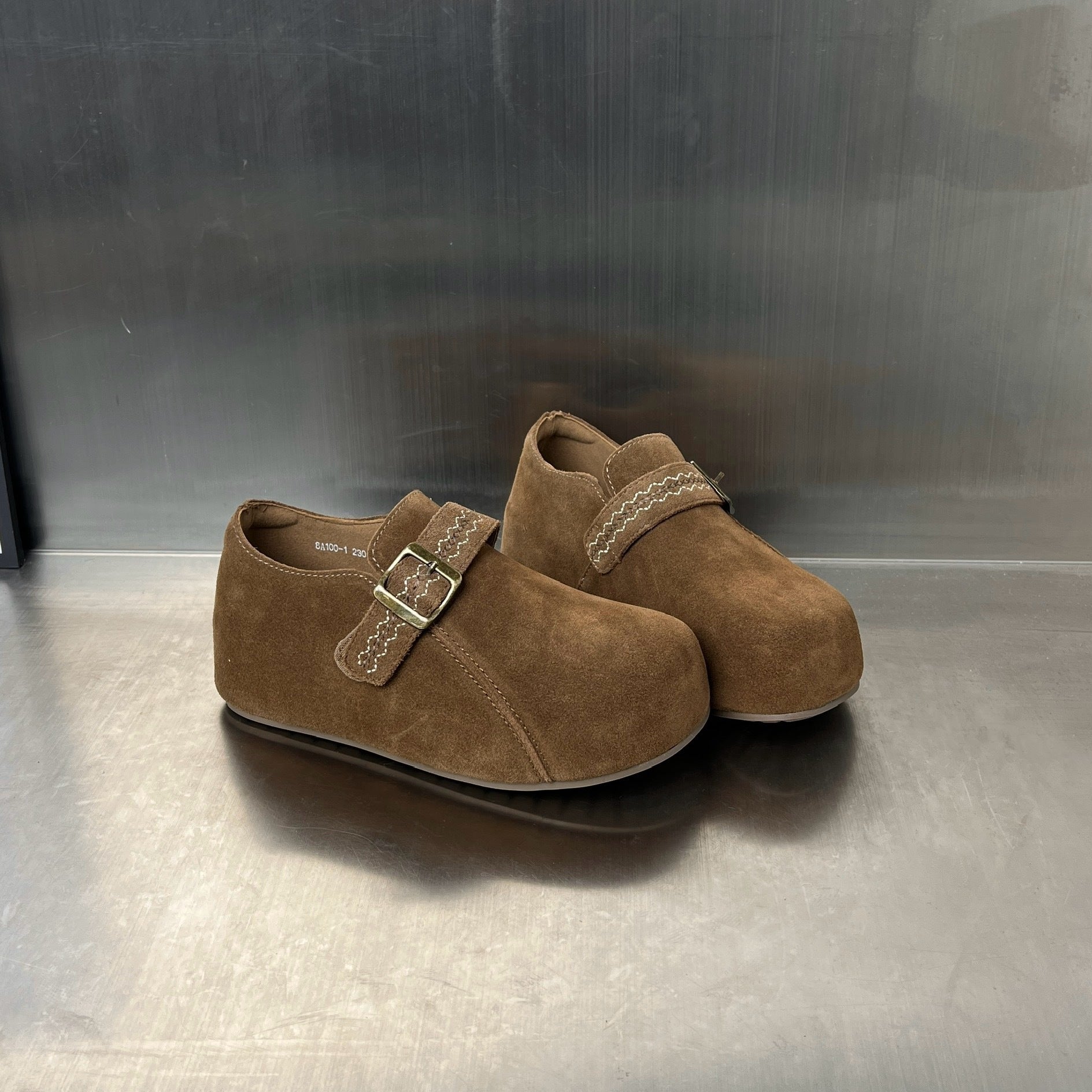 Damen Clogs aus hochwertigem Wildleder mit dekorativem Schnallenverschluss R&B