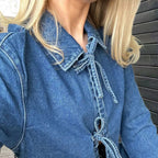 Damen modische Jeansjacke mit dekorativen Knopfdetails und zwei aufgesetzten Taschen R&B
