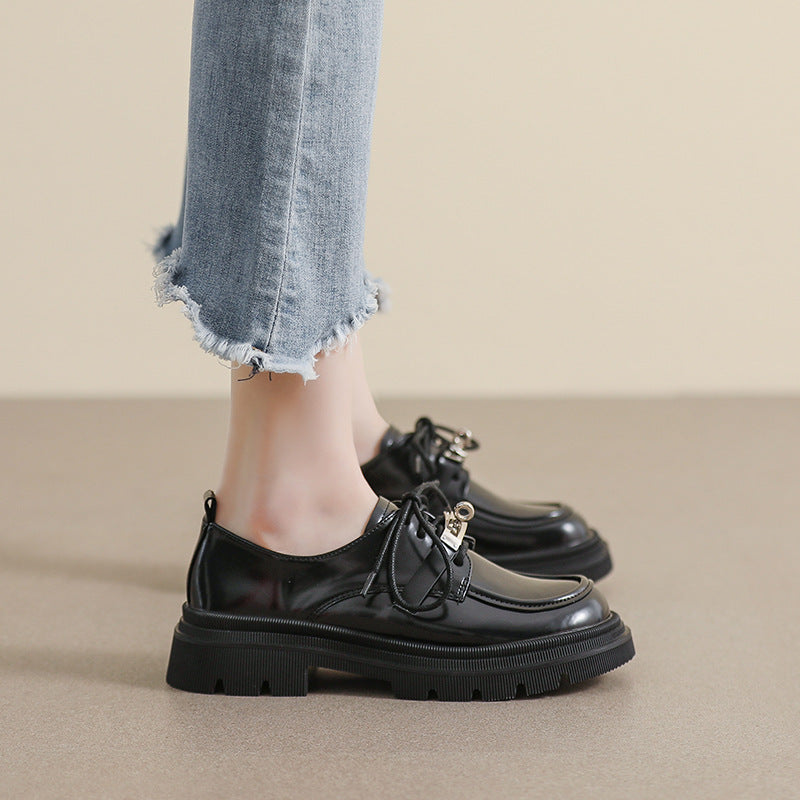 Damen modische Schnürschuhe mit blockartigem Absatz und eleganter Schnallenverzierung