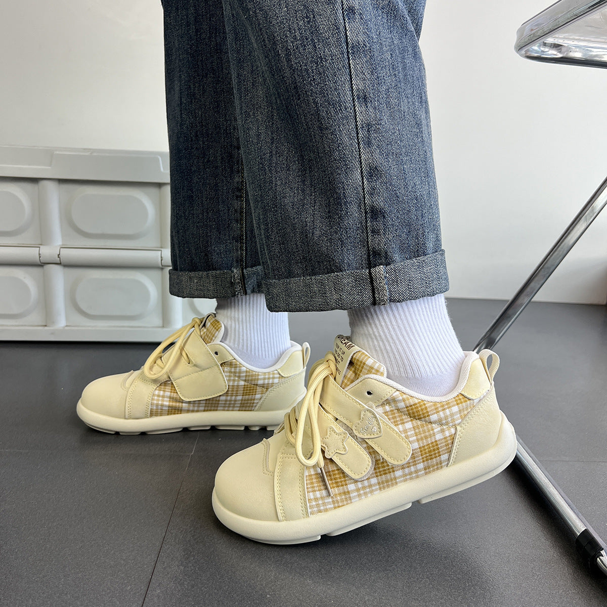 Damen Sportliche Sneaker mit verstellbarem Klettverschluss und kariertem Obermaterial R&B