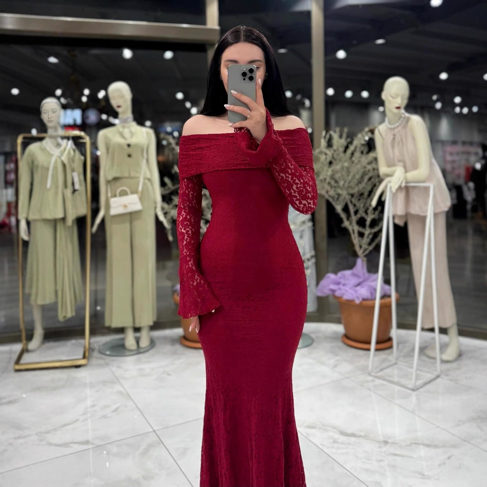 Damen Elegantes Spitzenkleid mit Off-Shoulder Design und Schößchen R&B