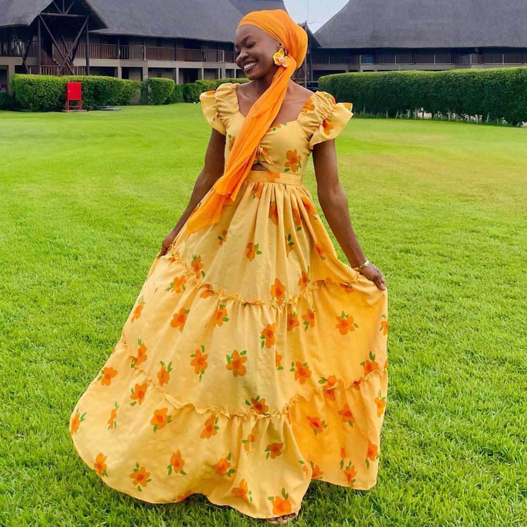 Damen Maxikleid mit voluminösen Rüschen und floralen Akzenten R&B