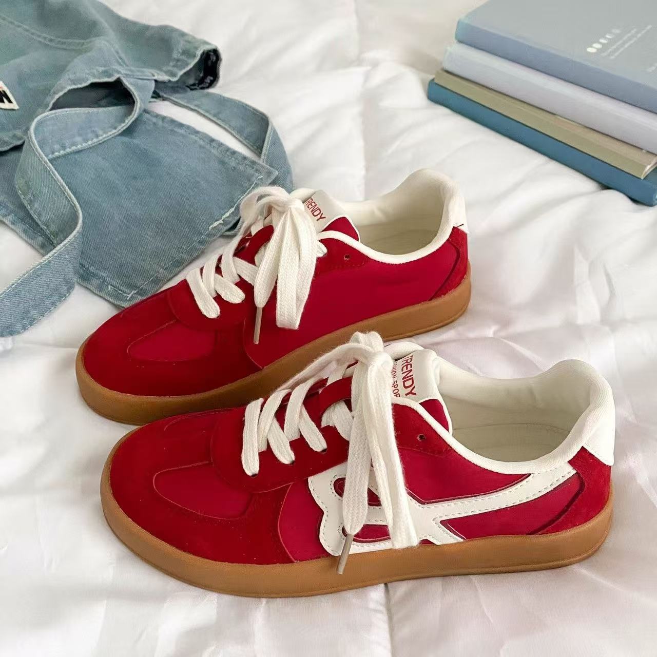 Damen Sneakers im sportlich-eleganten Retro-Design mit hochwertigen Material und bequemer Sohle R&B