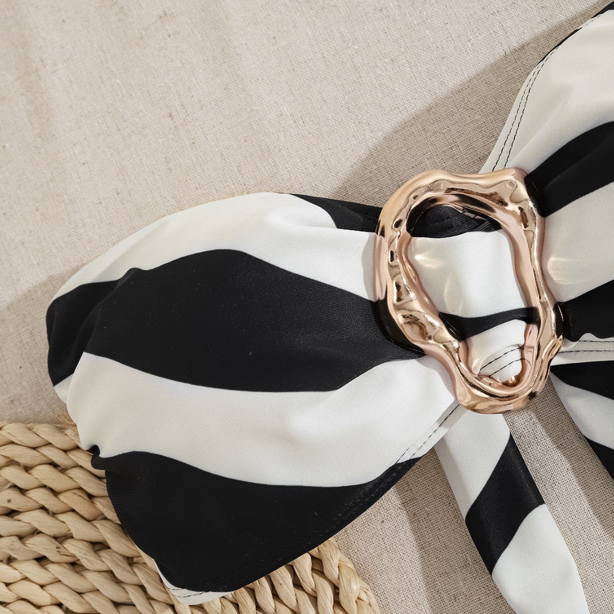 Damen Bandeau-Bikini mit modischem Schnallen-Detail und asymmetrischem Schnitt R&B