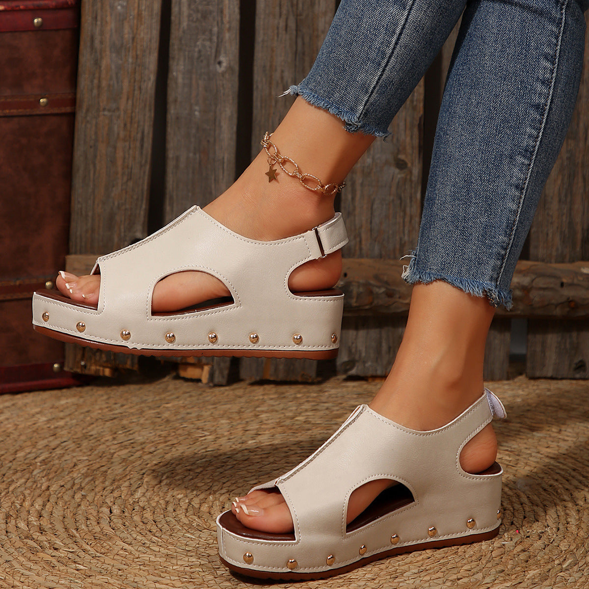 Damen Wedge Sandalen mit modischem Cut-out und elegantem Nietenrand R&B