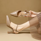 Damen Slingback-Pumps mit spitzem Design und dekorativem Riemen