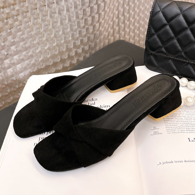 Damen Mules mit verschnörkeltem Design und bequemem Blockabsatz EB