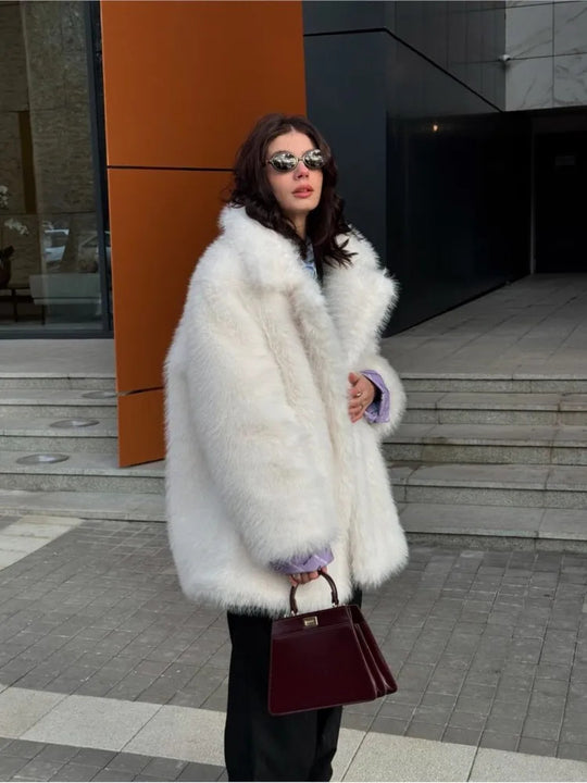 Damen Luxuriöse Fuchsimitatjacke mit elegantem Schnitt R&B