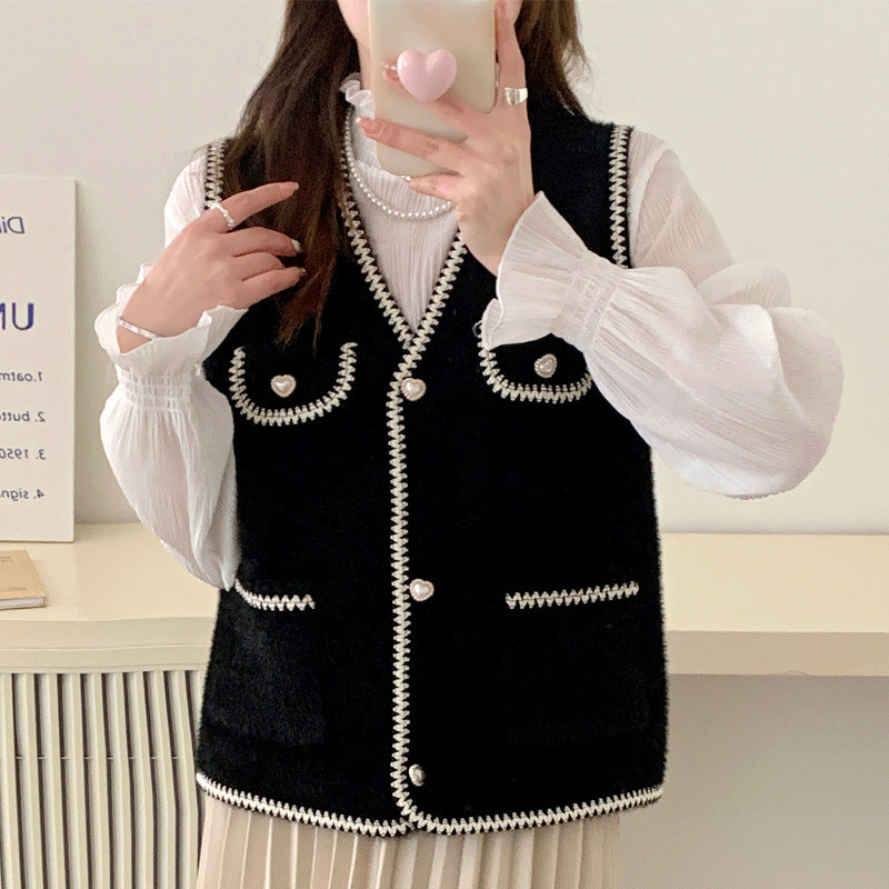Damen Strickjacke mit Herzknöpfen und kontrastierenden Details R&B