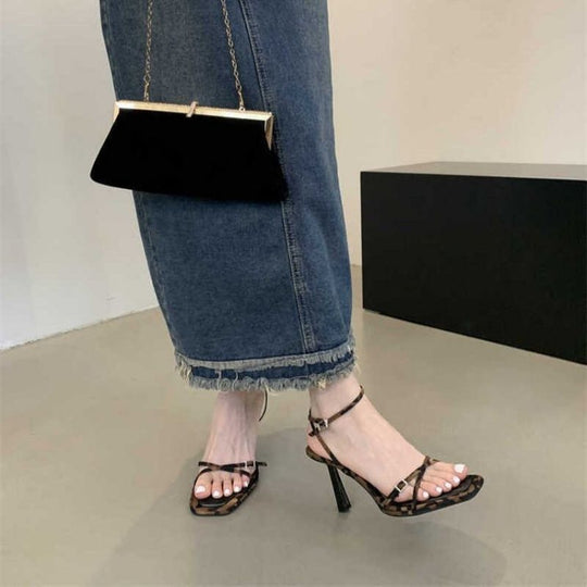 Damen elegante Sandaletten mit modischen Akzenten R&B