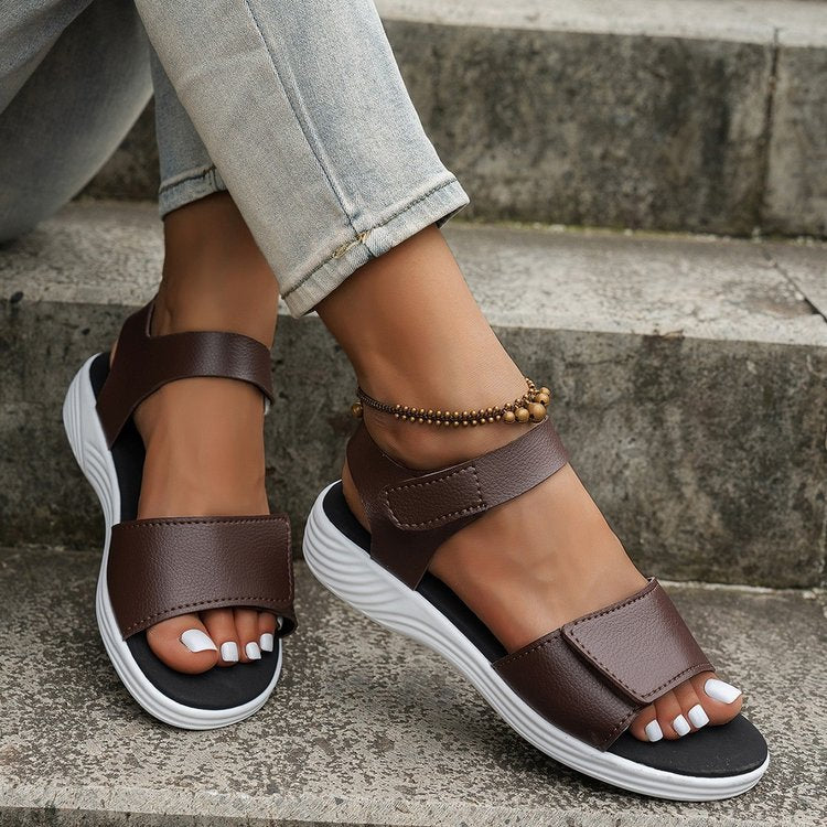 Damen bequeme Sandalen mit breiten Riemen und flexiblem Fußbett R&B