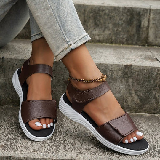 Damen bequeme Sandalen mit breiten Riemen und flexiblem Fußbett R&B
