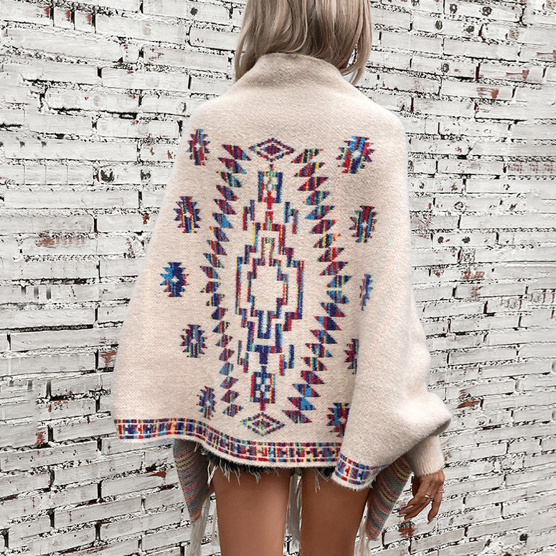 Damen Strickponcho mit buntem Navajo-Muster und fransigem Saum