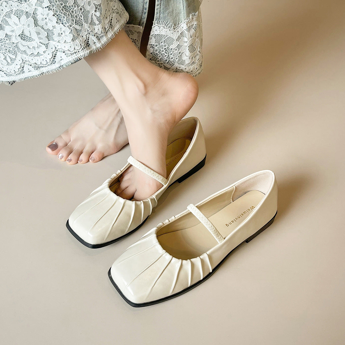 Damen Ballerina mit feinem Faltendesign und elastischem Riemen