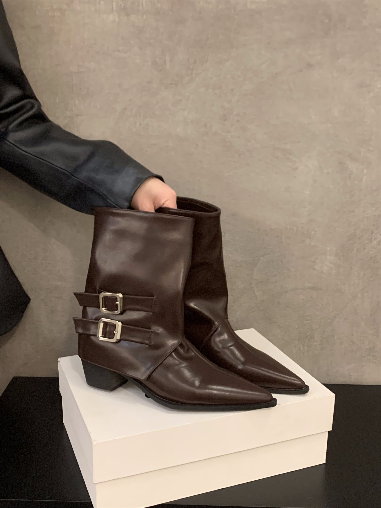 Damen Elegante Stiefeletten mit dekorativen Schnallen und spitzem Schnitt R&B