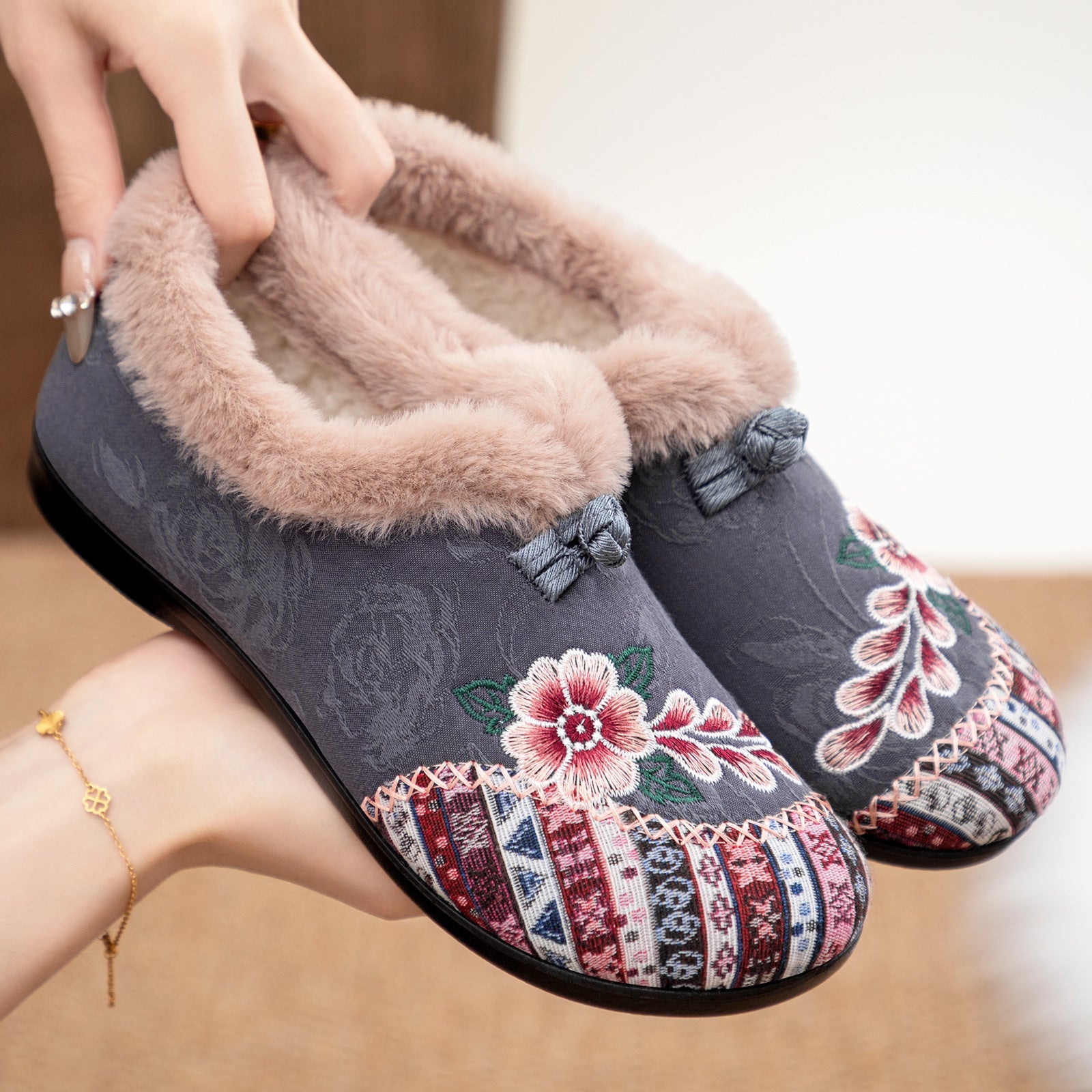 Damen Hausschuhe mit elegantem floralen Design und kuscheligem Innenfutter R&B