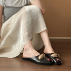 Damen Offene Mules mit schimmerndem Obermaterial und dekorativem Metall-Detail R&B