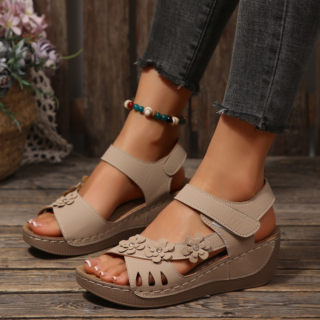 Damen Plateau-Sandalen mit floralen Akzenten und buntem Design R&B