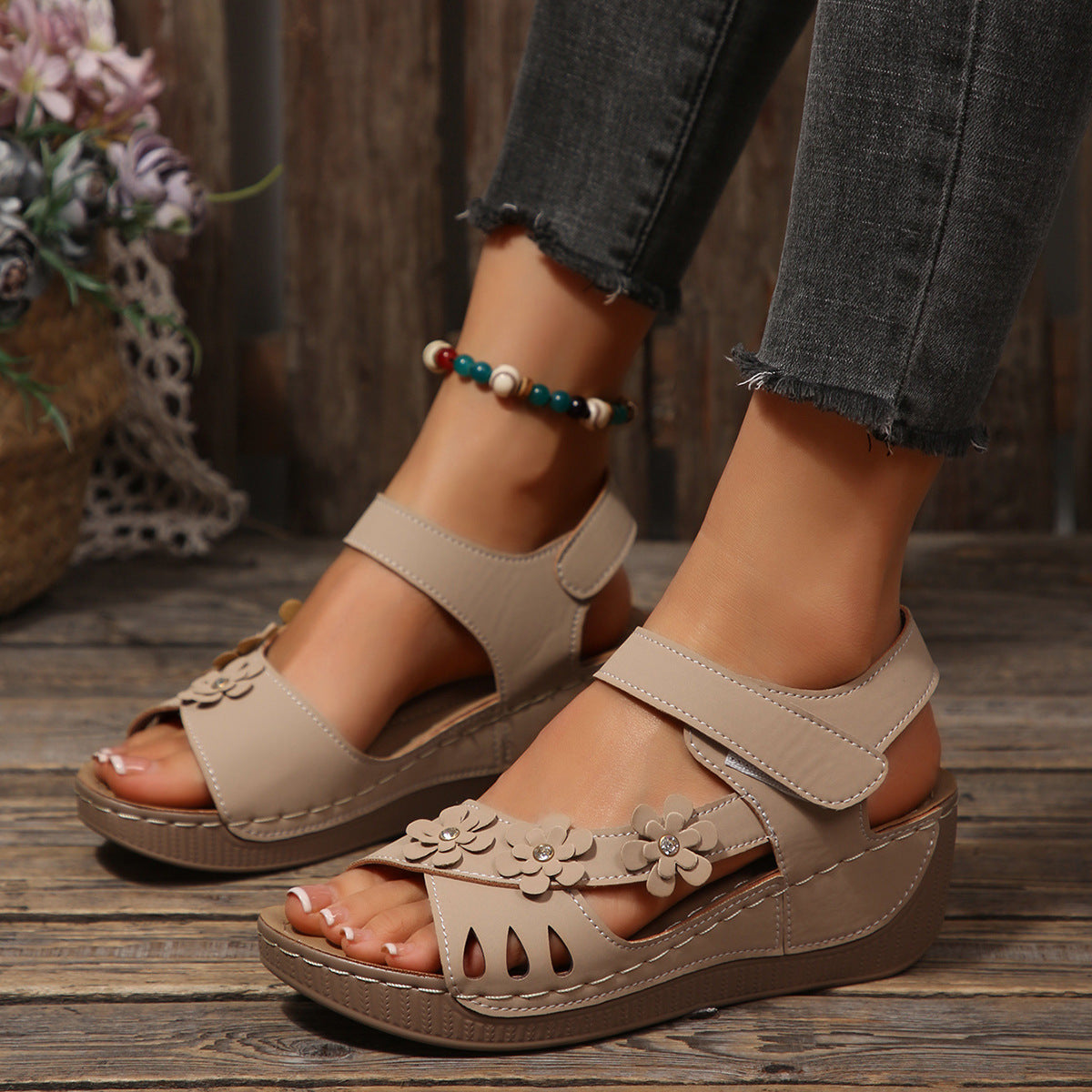 Damen Plateau-Sandalen mit floralen Akzenten und buntem Design R&B