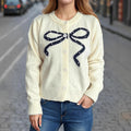 Damen Strickjacke mit verspieltem Schleifenmotiv und hochwertigen Knopfdetails R&B