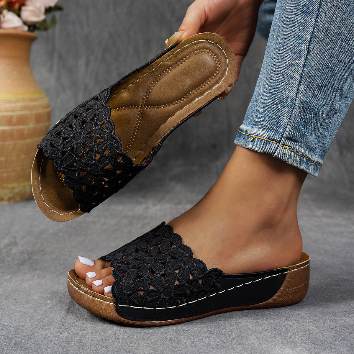 Damen bequeme Zehenschlappen mit floralen Applikationen und gepolsterter Sohle R&B