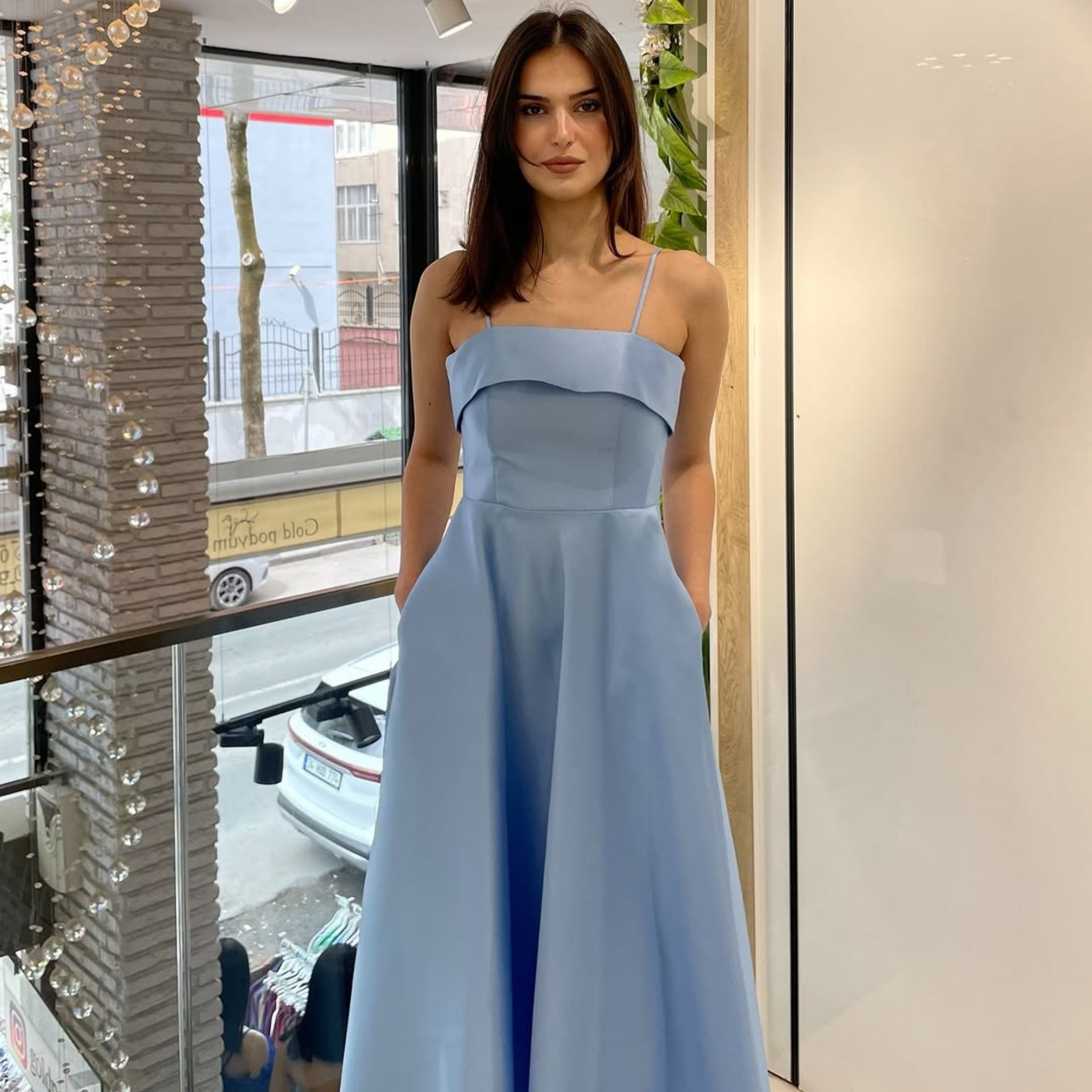 Damen Abendkleid mit feinen Spaghettiträgern und fließendem Rock R&B
