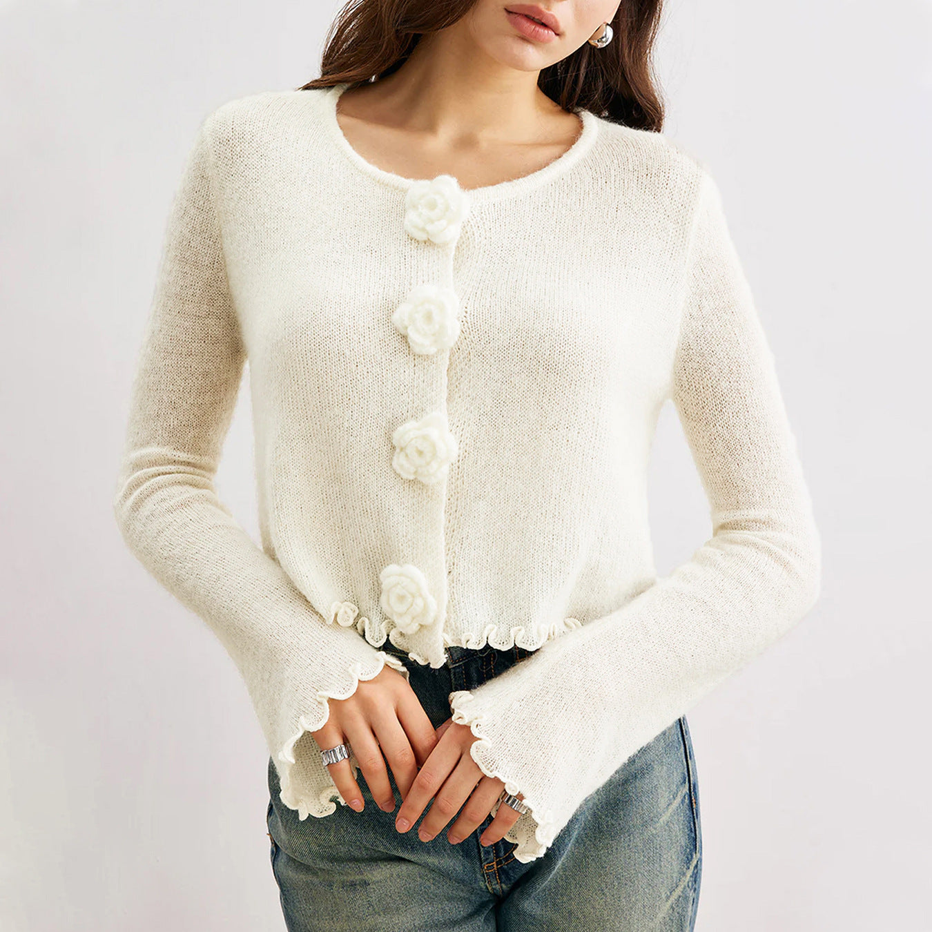 Damen kurze Strickjacke mit dekorativem Blumenknopf