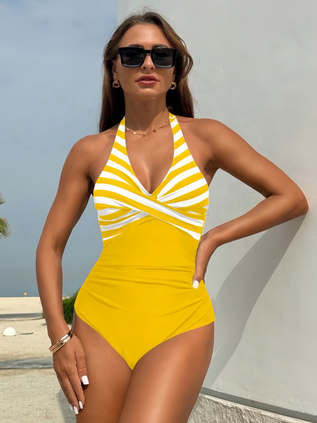 Damen Einteiler-Badeanzug mit elegantem Wickel-Design und vertikalen Streifen R&B