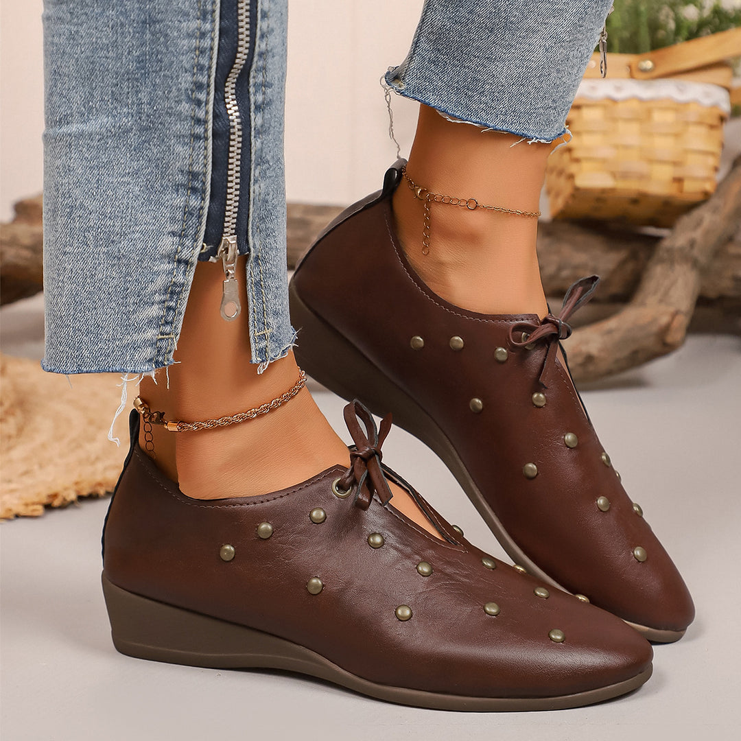Damen modische Mokassins mit stylischem Nieten-Design und komfortablem Fußbett R&B