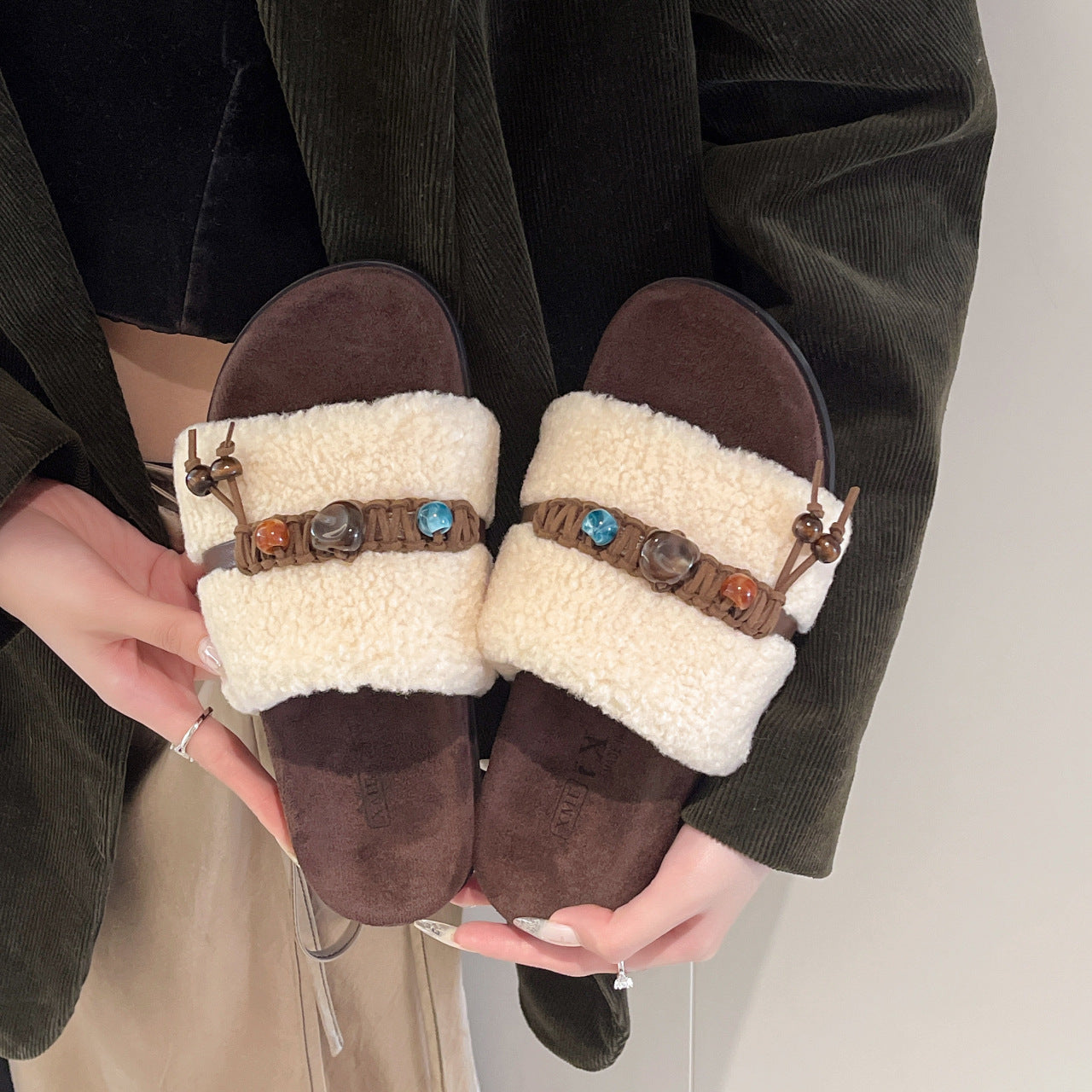 Damen Slipper mit kuscheligem Futter und dekorativer Perlenapplikation EB