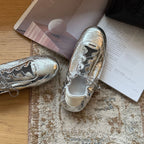 Damen Sportliche Sneakers aus glänzendem Metallic-Leder mit flexiblem Schnürsystem