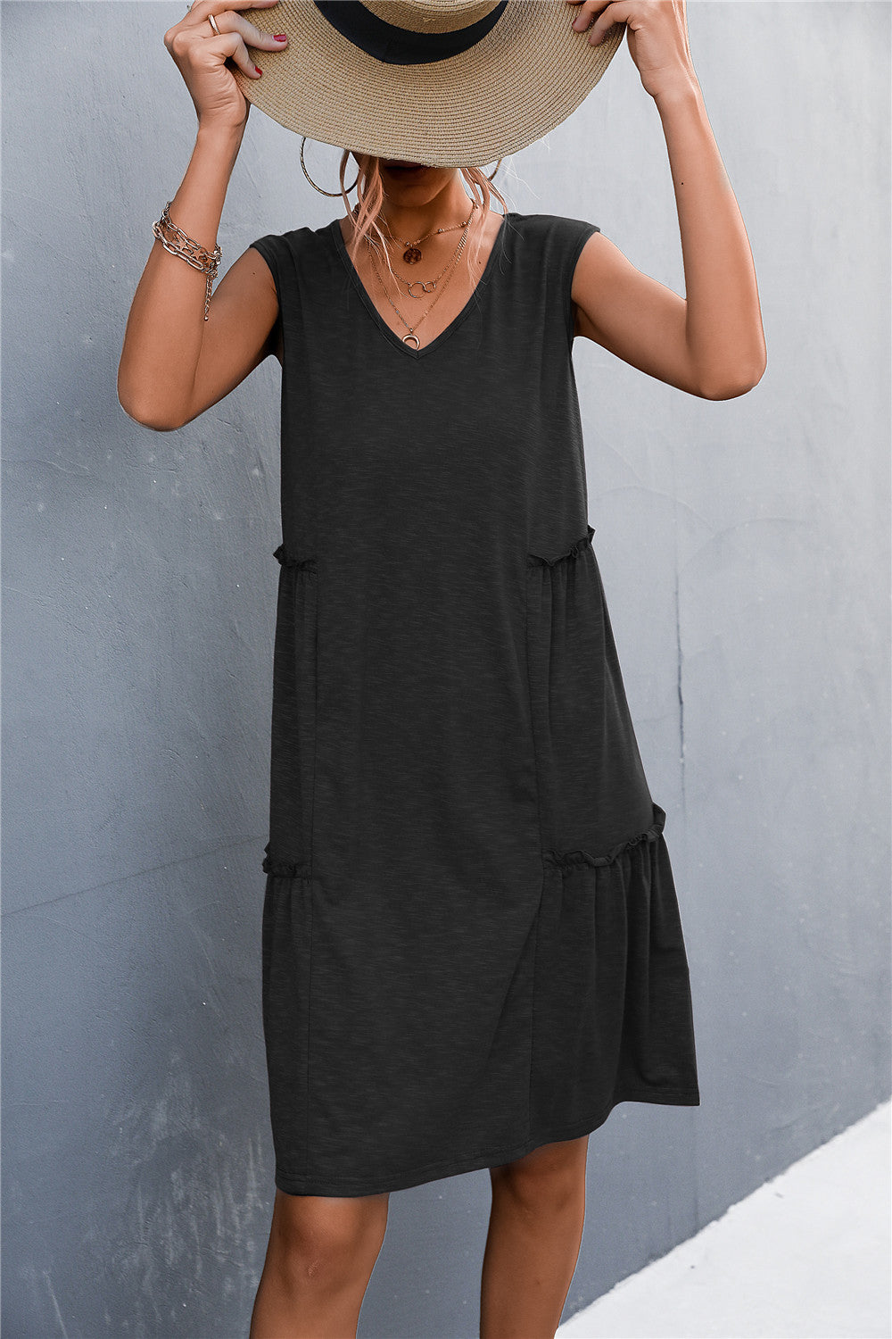Damen Freizeitdress mit lockerem V-Ausschnitt und Rüschenkanten R&B