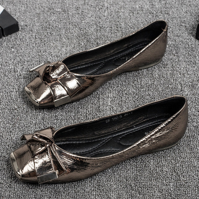 Damen Ballerinas mit elegantem Schleifenakzent und glänzender Lackoberfläche