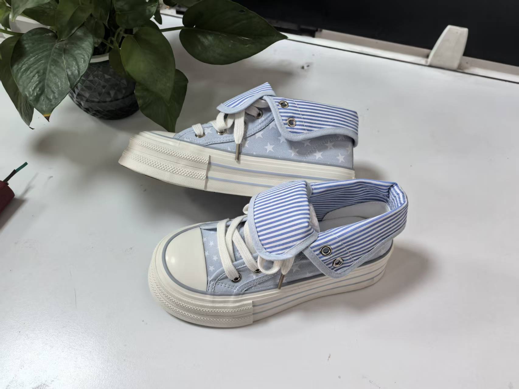 Damen Lässige Sneakers mit abnehmbaren Kragen und einzigartigem Sternenmuster
