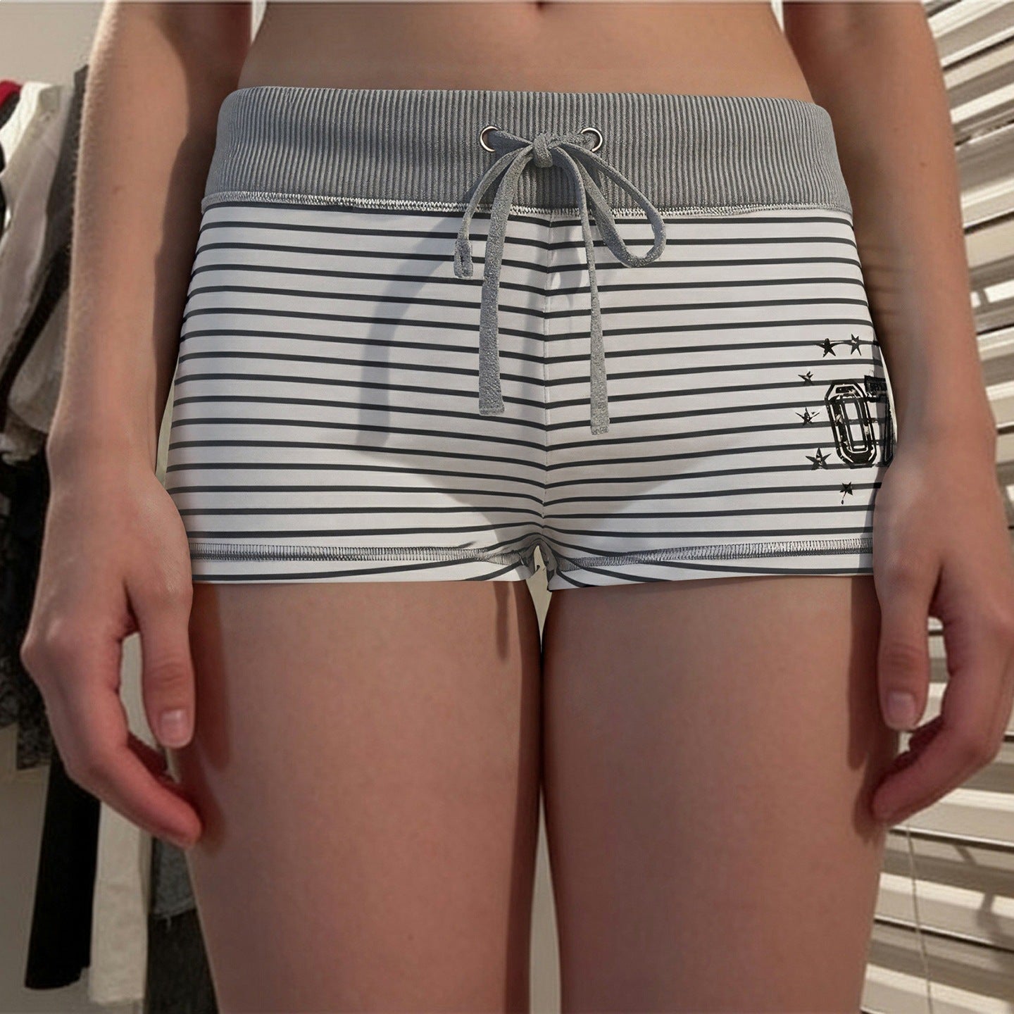 Damen Freizeit Shorts mit raffiniertem Streifenmuster und elastischem Bund R&B