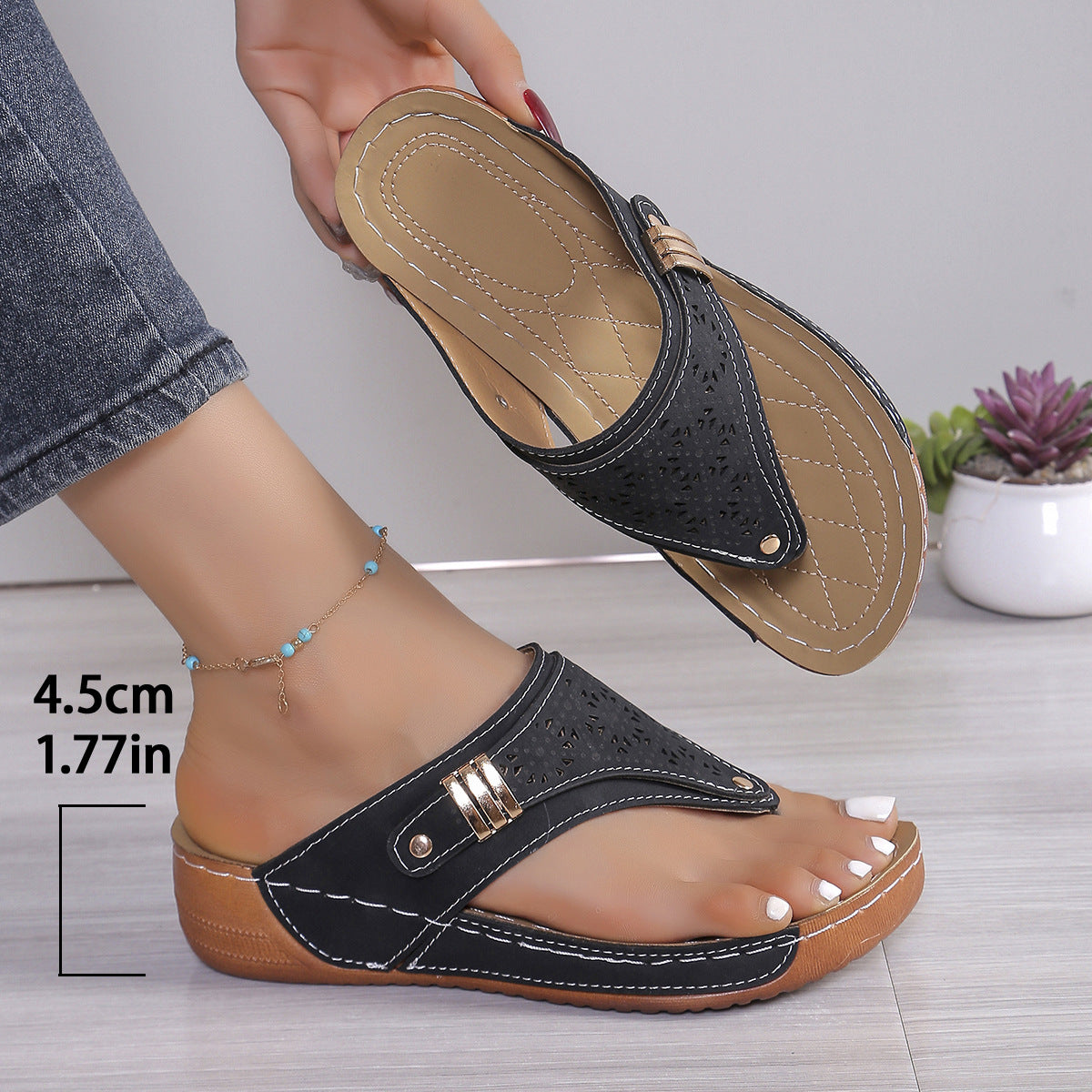 Damen Flip-Flops mit modisch perforiertem Obermaterial und bequemer Fußbettgestaltung R&B