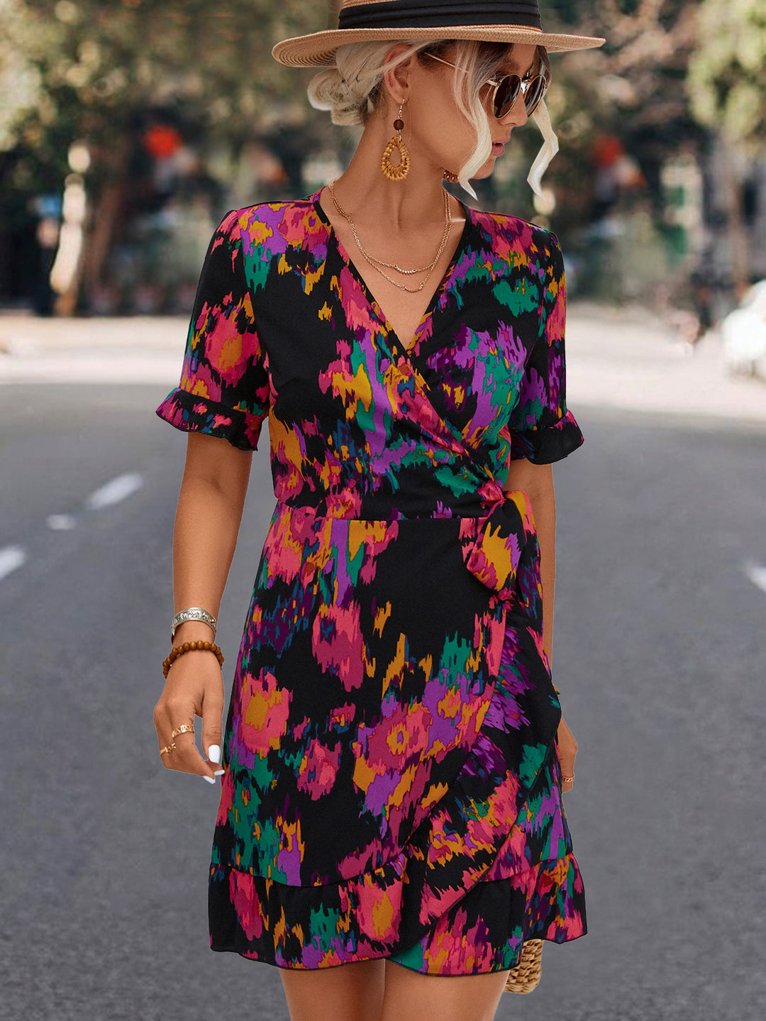 Damen Wickelkleid mit floralen Akzenten und elegantem Taillengurt R&B