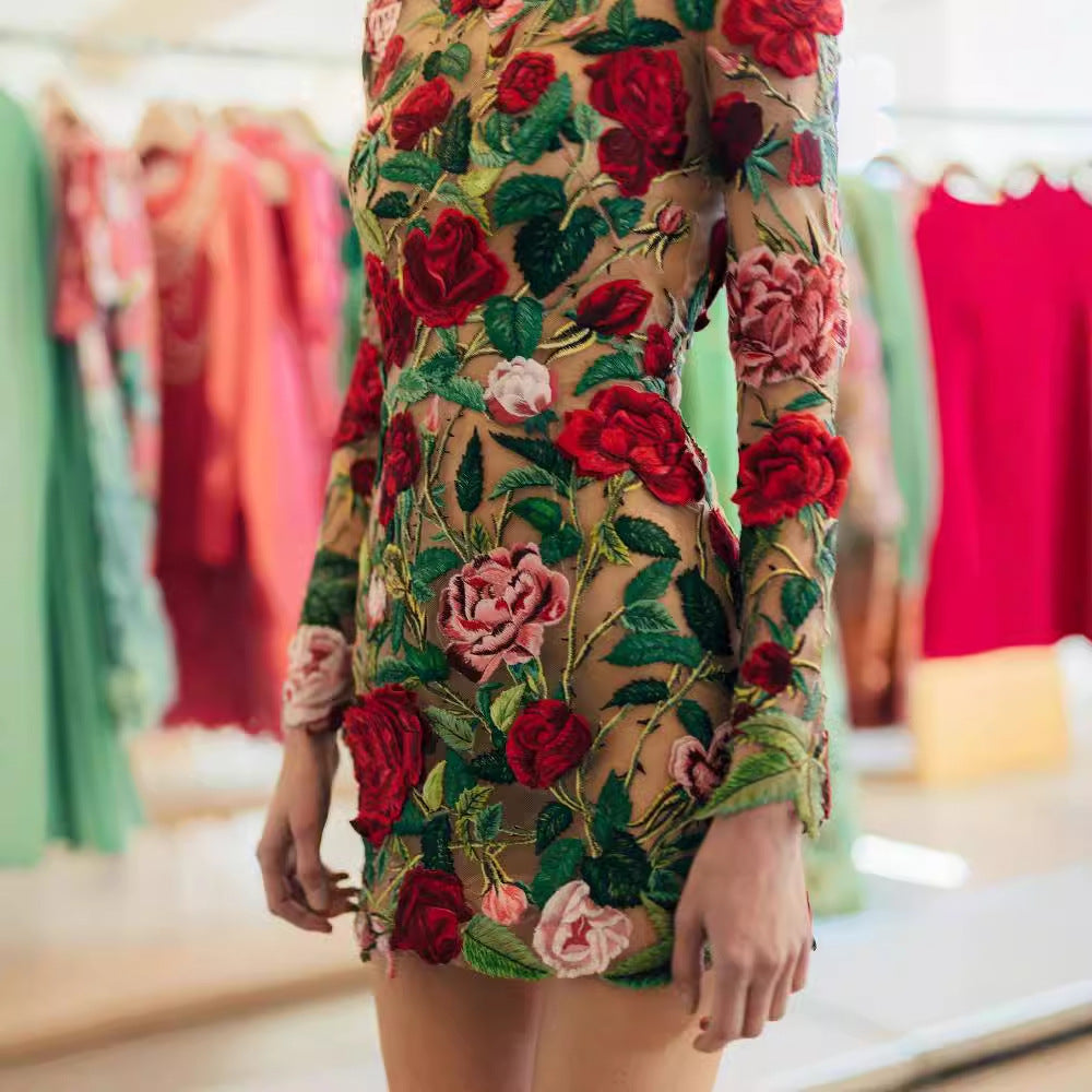 Damen Körpernahes Kleid mit exquisiter handgestickter Rosenapplikation und langen Ärmeln R&B