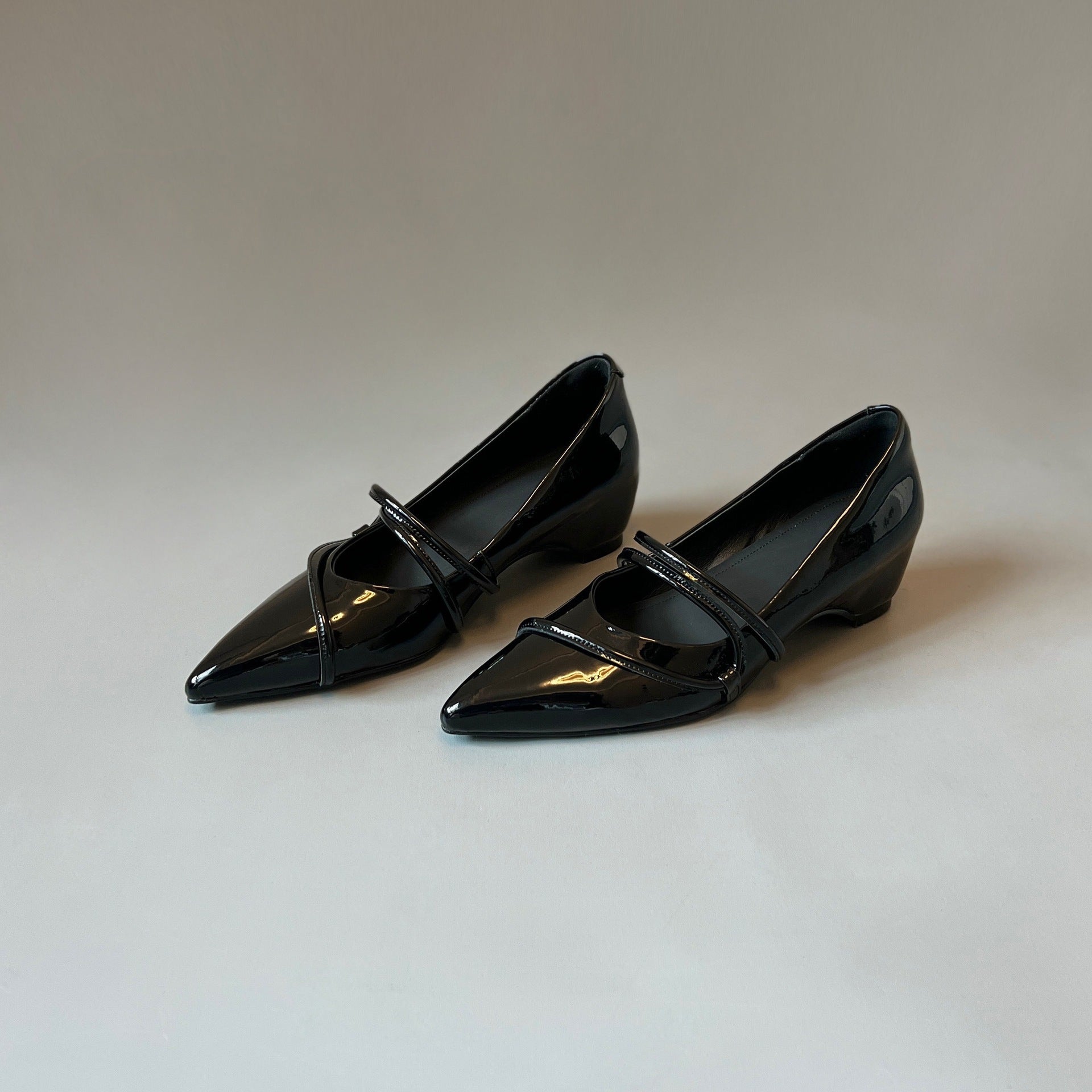 Damen elegante Ballerinas mit raffiniertem Riemchen und glänzender Lack-Oberfläche