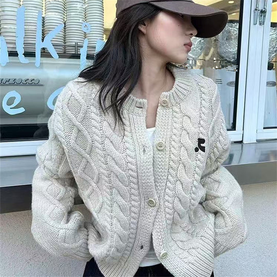 Damen Grobstrickjacke mit elegantem Zopfdesign und einzigartigen Knopfdetails R&B