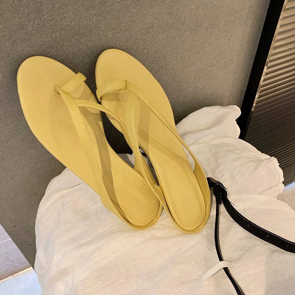 Damen Zehentrenner-Sandalen mit elegantem Riemendesign und bequemem Fußbett R&B