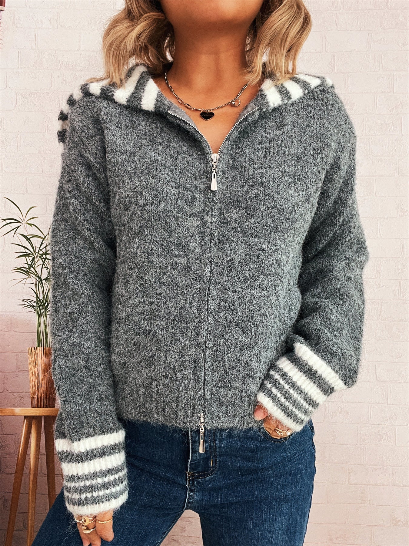 Damen kuschelige Strickjacke mit stilvollem Reißverschluss und modischen Streifen R&B