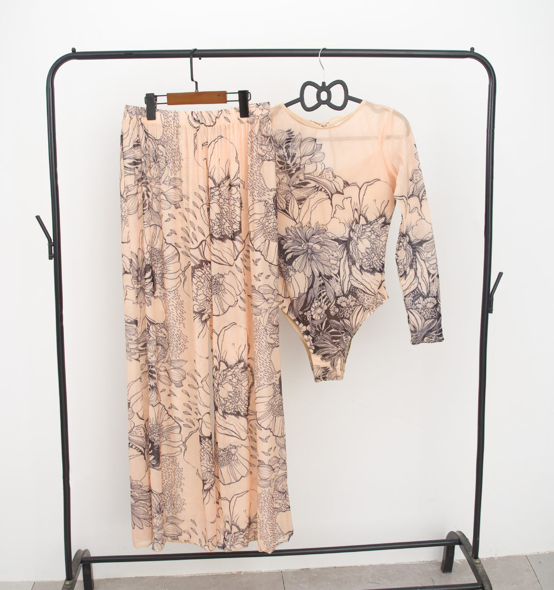 Damen modisches Badeoutfit mit langärmeligen Oberteil und lässigen Pants R&B