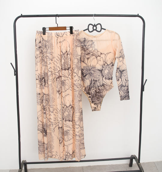 Damen modisches Badeoutfit mit langärmeligen Oberteil und lässigen Pants R&B