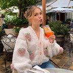 Damen Kuscheliger Strickjacke mit fröhlichem Erdbeermuster und Knopfdetails R&B