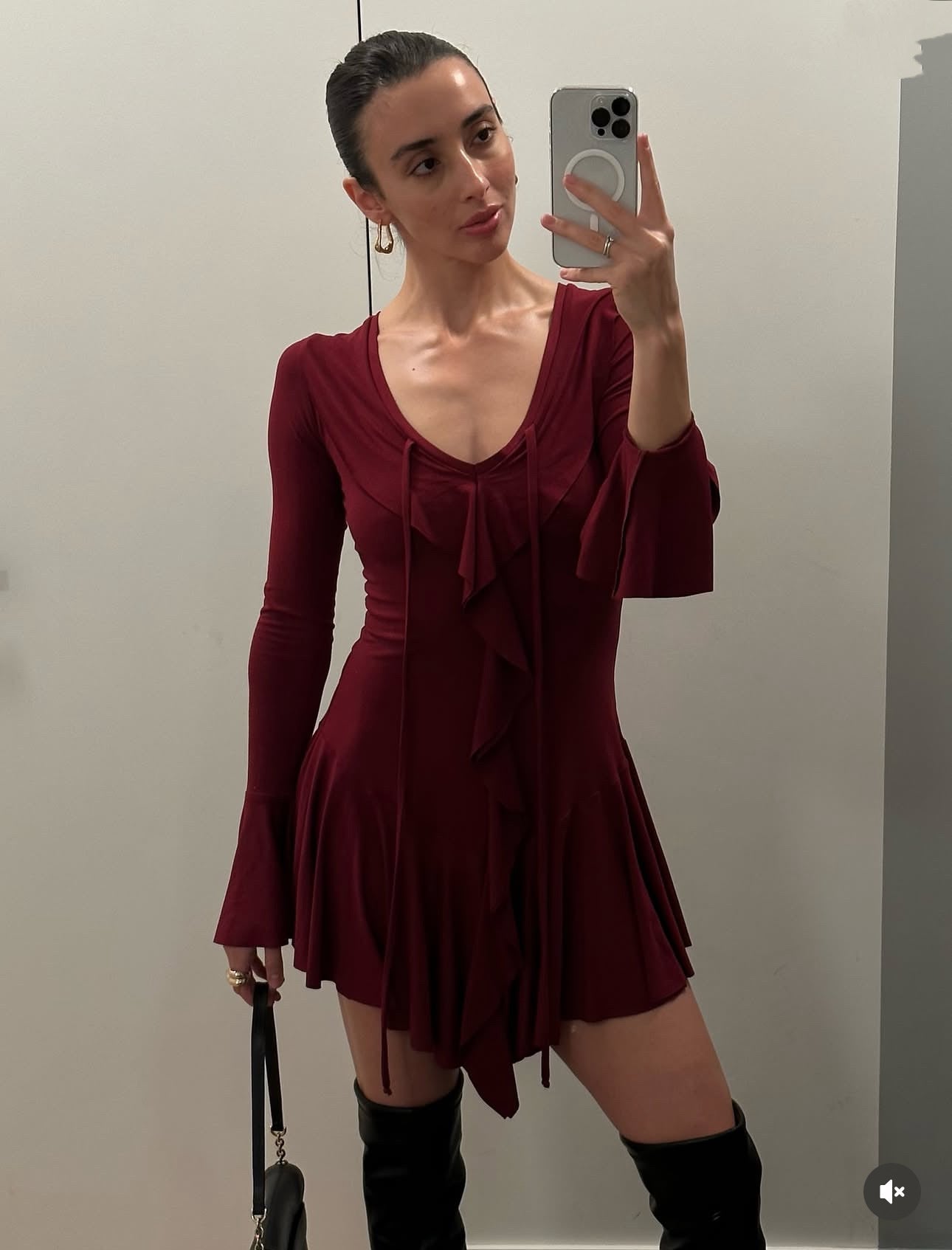 Damen Bluse mit eleganter Rüschendekoration und tiefem V-Ausschnitt EB
