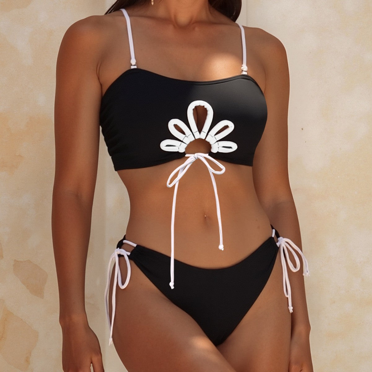 Damen Bikini-Set mit modischem Schnitt und dekorativem Cut-Out R&B