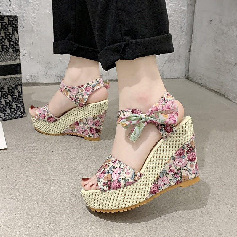 Damen Wedge-Sandalen mit floralem Design und dezentem Riemen R&B